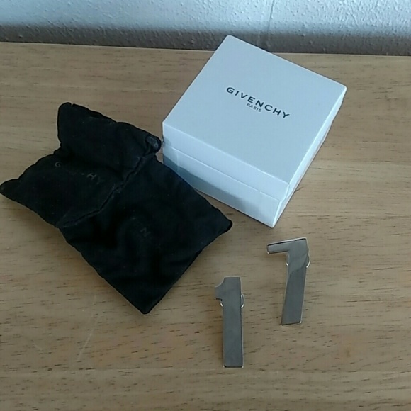 Givenchy 17 Pin Set Ricardo Tisci